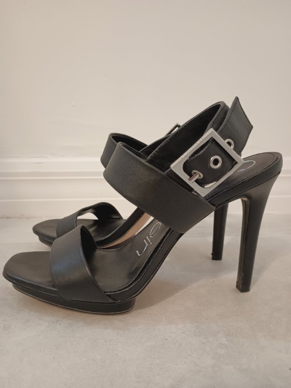 Calvin Klein Size 8 Valoma Black Strappy Buckle Sandal Heels with Leather Upper